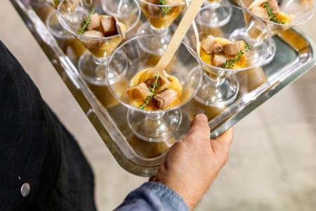 Potrebušina in krema krompirja v zevnici z ocvirki krškopoljskega prašiča, Koline 2022 (foto Simon Avsec) (7)